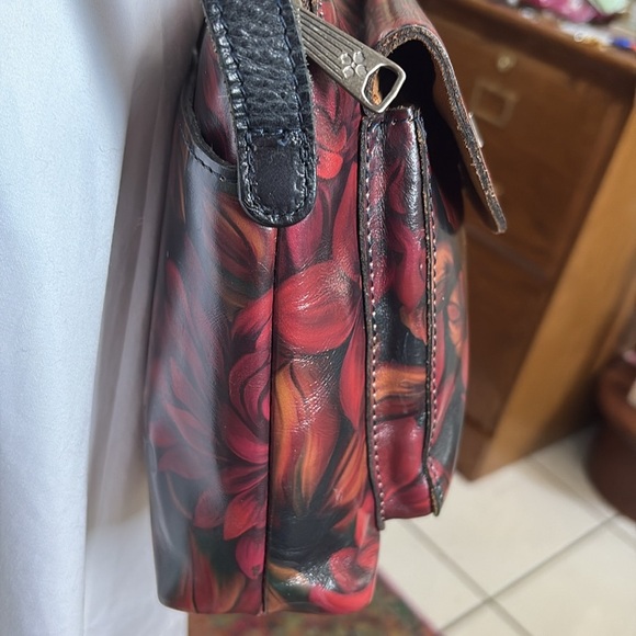 Patricia Nash  Crossbody bag  smooth leather floral pattern  red orange on black - Picture 5 of 13
